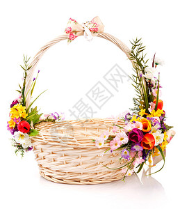 白色背景上用鲜花装饰的篮子图片