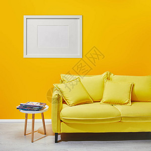 站在现代黄色沙发附近的咖啡桌旁背景图片