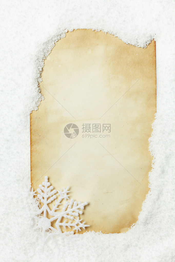 用雪花覆盖的纸图片