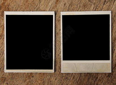 木制背景上的两个空白相框图片