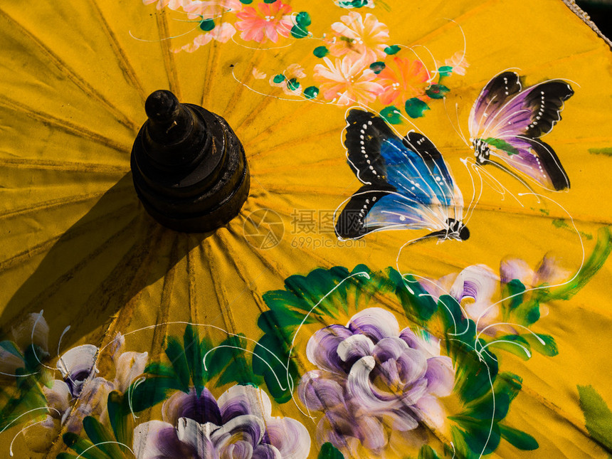 黄稻纸伞自然干燥泰国清迈手工制作的纪图片