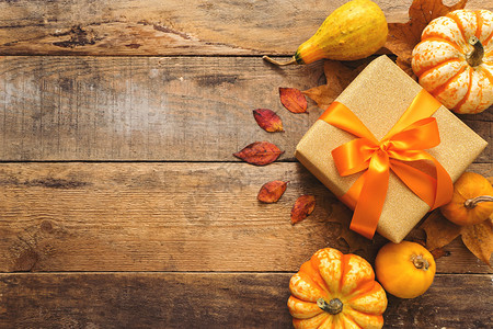 橙色丝带金纸秋季礼物图片