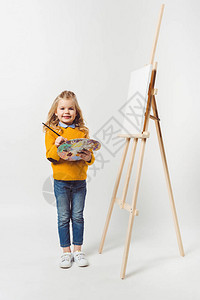 可爱的小可爱孩子有油漆刷子和调色板图片