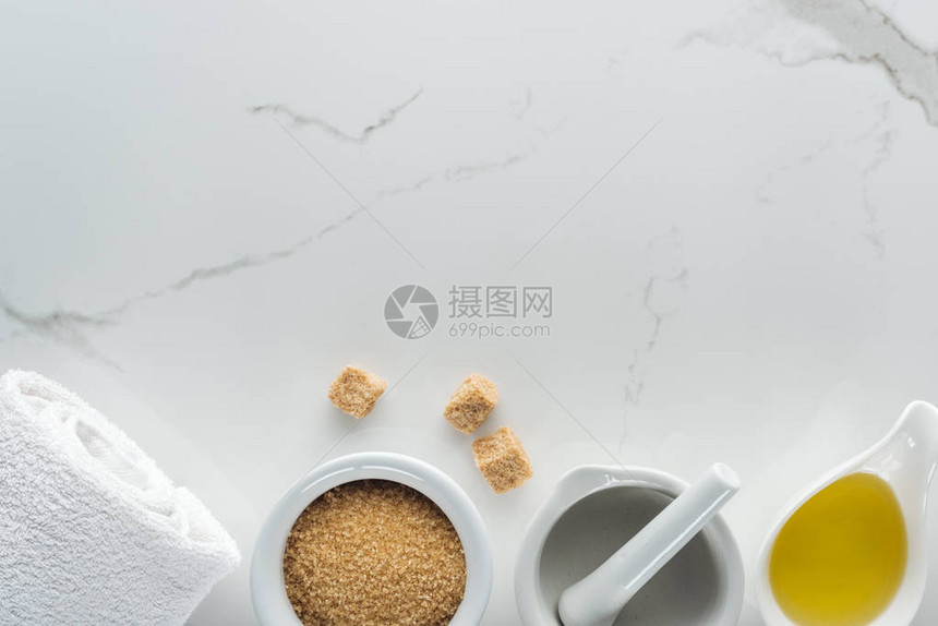 白色表面有天然成分用于手工制化妆品磅和毛巾的图片