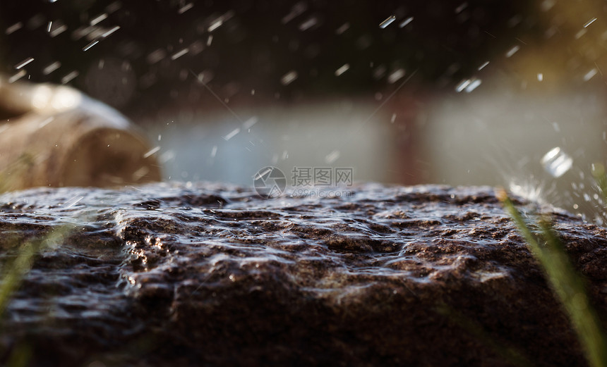 雨中的湿石头雨水滴落到石头上水在他们周图片