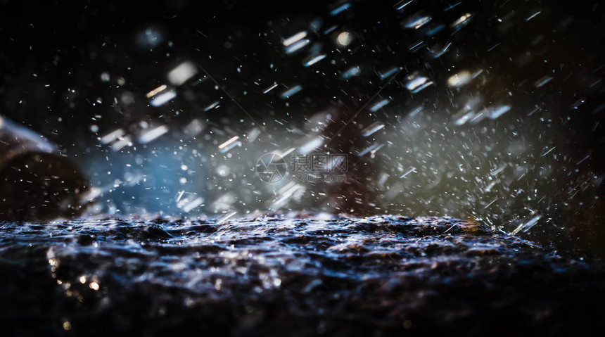 雨中的湿石头雨水滴落到石头上水在他们周图片