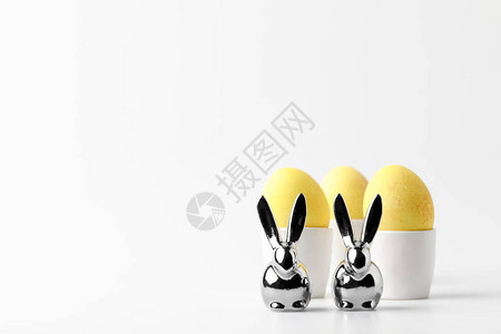 蛋架和白兔雕像中的黄色图片