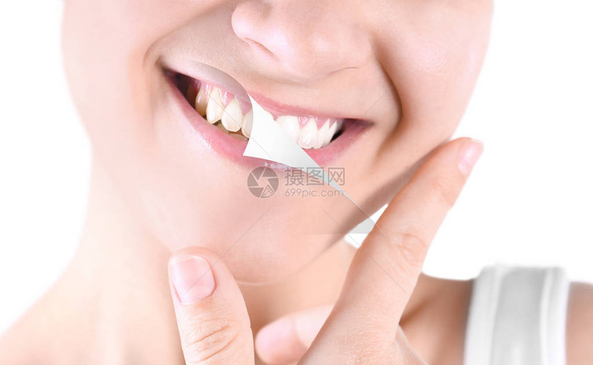 微笑的年轻女在牙齿前和牙后图片