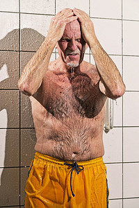 大叔在洗手间洗澡穿黄色泳裤图片
