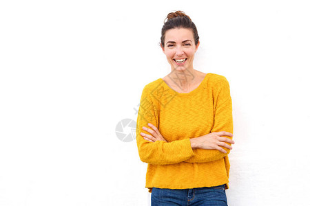 充满自信的年轻女人的肖像用她的双臂欢笑在白图片