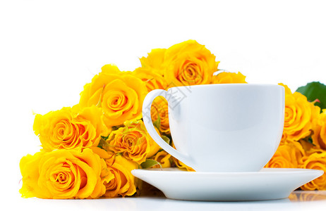 一大束黄玫瑰和白咖啡杯特写孤立图片