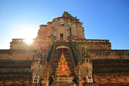 在清迈的一个旅游景点寺庙里仿佛像北泰图片