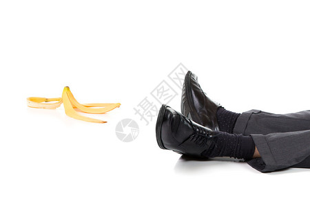 与香蕉皮一起滑落和坠落事故的场景孤图片