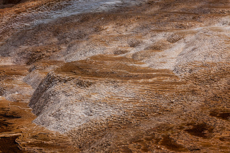 热水矿流层叠活细菌在黄石公园造就了各种颜色在白石国图片