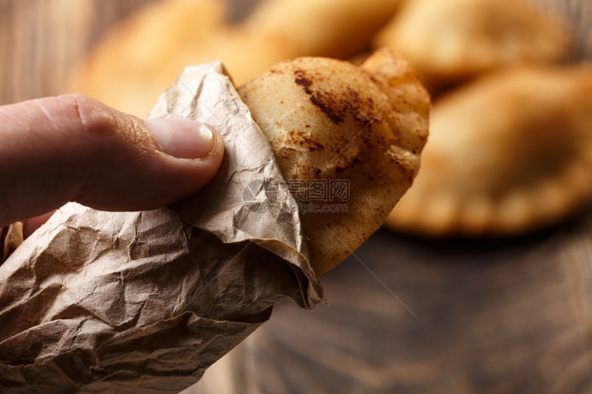 雄手握着油炸鸡肉卷饼colombianvan图片