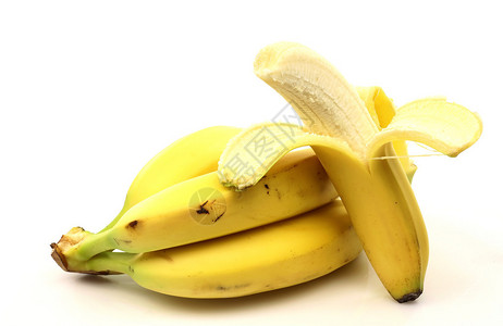 一束香蕉和一个剥皮的香蕉在白色图片