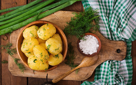 用莳萝和黄油调味的煮熟的新土豆顶视图图片