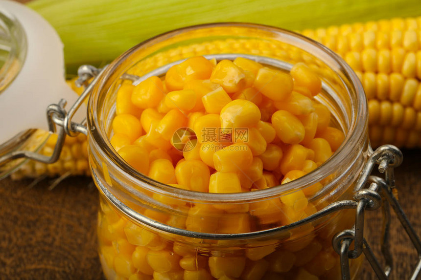 碗里的甜玉米罐头图片