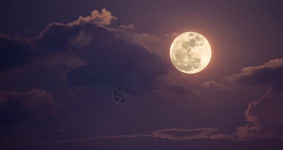 满月和云彩的夜空图片