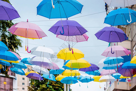 在现代城市的街道上安装五彩雨伞图片