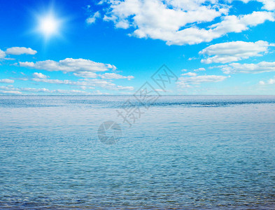 美丽的天空和蔚蓝的大海图片
