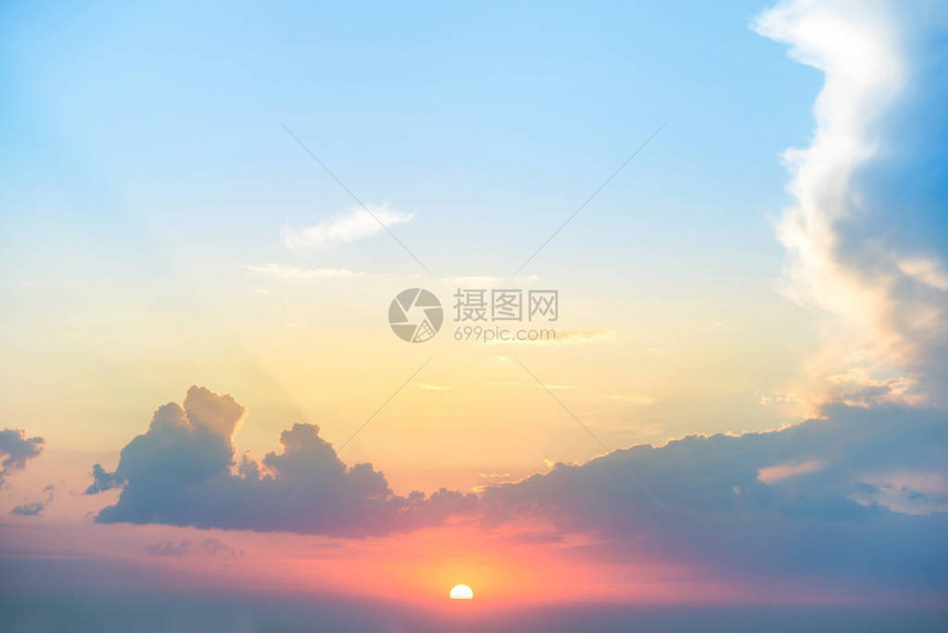 日落阳光和乌云笼罩在蓝色和图片