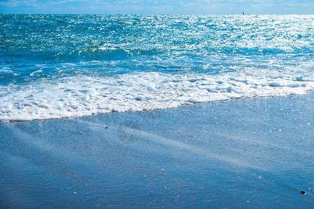 蓝色的大海和沙滩与沙子暑假背景图片