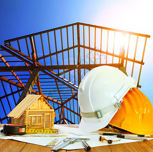 建筑师工作台安全帽房子模型计划表和书写设备反对家庭屋顶图片