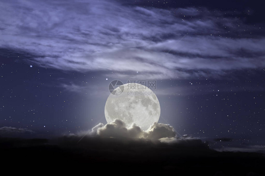 在多云的夜晚升起的满月图片