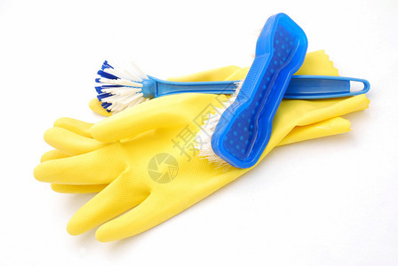 黄色家庭手套上用两个蓝刷子来进行春季清洁图像在白色工作室图片