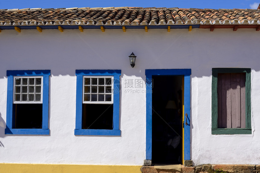 带白色和蓝色门窗的白色殖民地房屋图片
