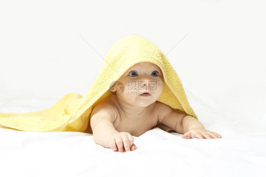 迷人可爱快乐的女婴蓝眼睛黄色毛图片