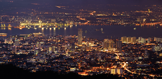 夜晚全景城市风景与河流和塔台在马来西亚洲的图片