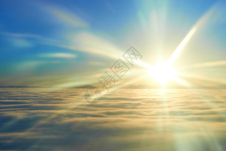 从天上的飞机日落的太阳和乌云上可以看图片