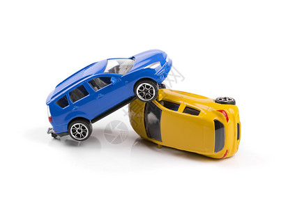 车祸两辆玩具车被白色隔离图片