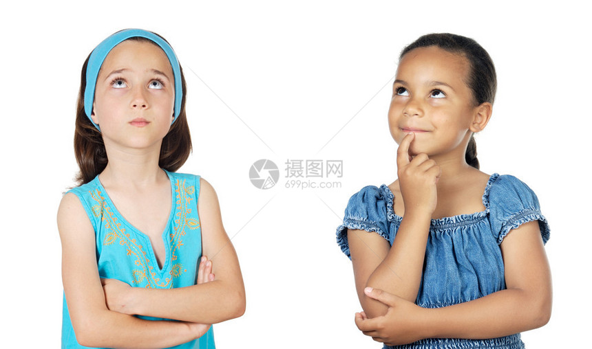 两个小女孩在白的背后图片