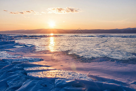 冬天在贝加尔湖日落俄罗图片