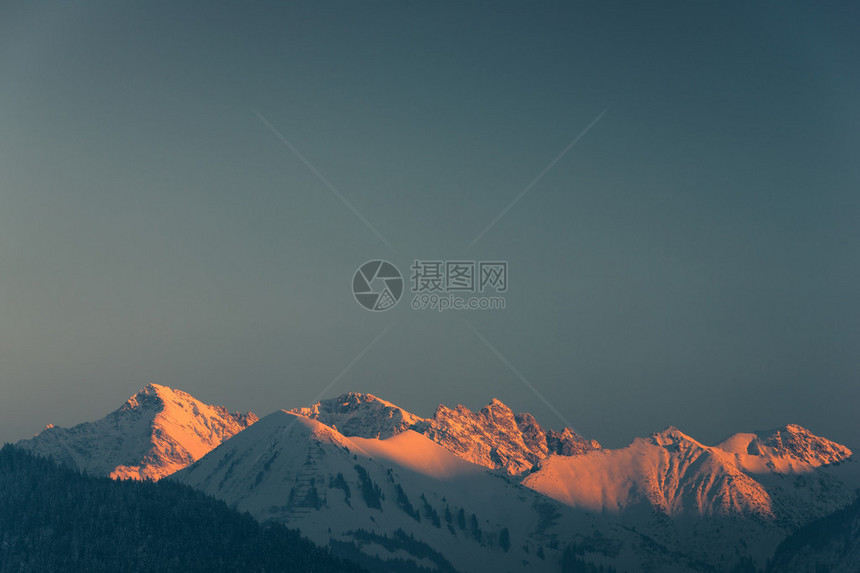 蒂罗尔州冬季雪灯照亮的山峰图片