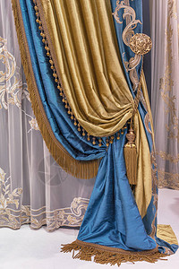 分段由和蓝色织物缝制而成的奢华组合窗帘窗帘的边缘饰图片