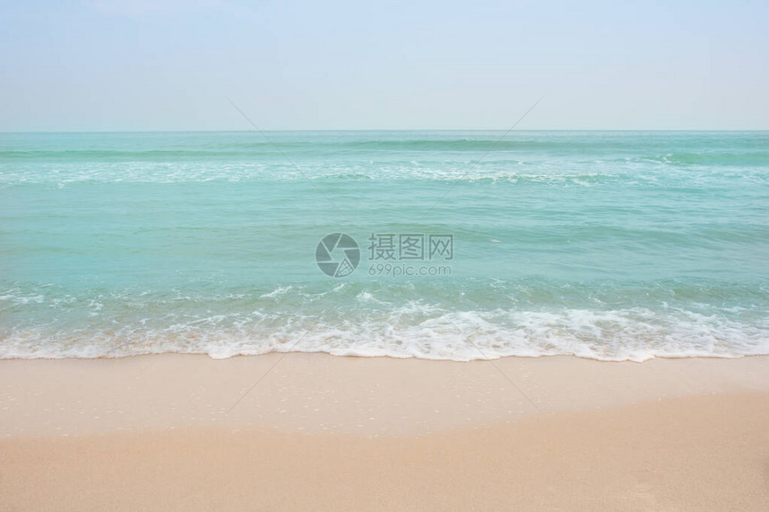 空沙滩上柔软的海浪背景图片