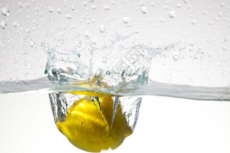 新鲜的柠檬落入水中图片