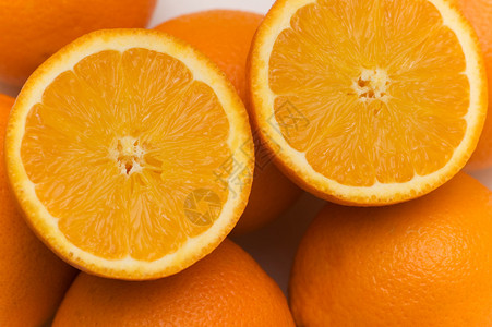 市场摊上的半切橙子图片