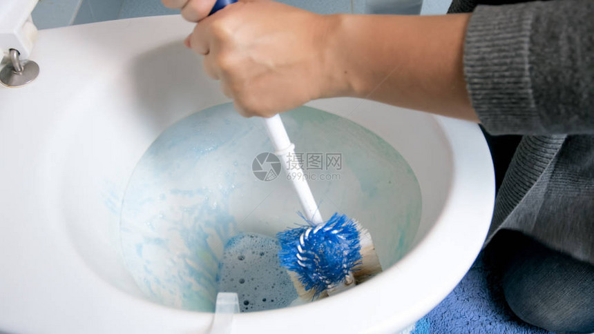 年轻女在家中打扫厕所图片