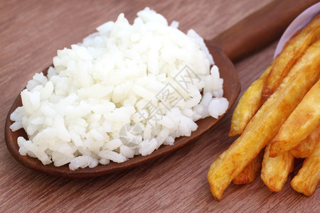 新鲜米饭炸薯条图片