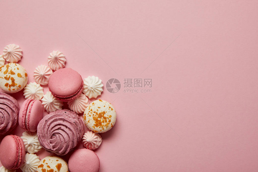 美味甜美的粉红色和白红面包圈有粉图片