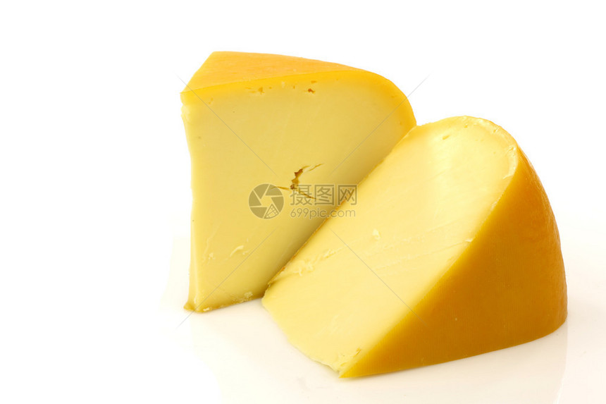 白色背景上的传统豪达奶酪片图片