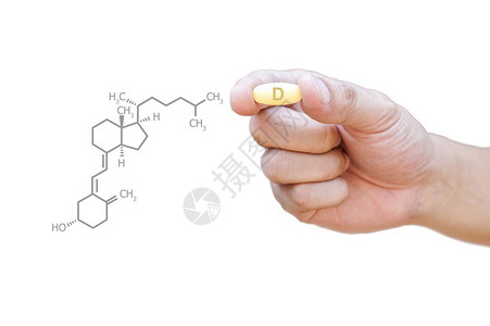 麦角钙化醇手握维生素D丸与剪报背景