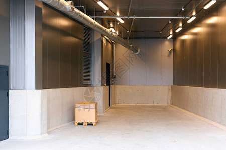 仓库的空仓储室有不锈钢和混凝土墙壁具有图片
