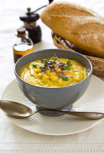 玉米汤配白菜芽和新鲜玉米图片