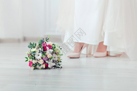 婚鞋和白玫瑰婚礼花束图片